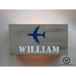 Wandlamp met naam en vliegtuig | Stoer steigerhout | Wis en Waarachtig