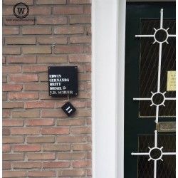 Naambord voordeur met huisnummerlabel zwart