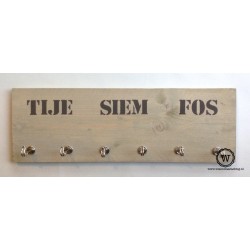 Kapstok met drie namen