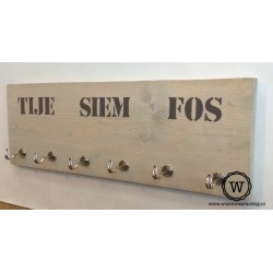 Kapstok met drie namen