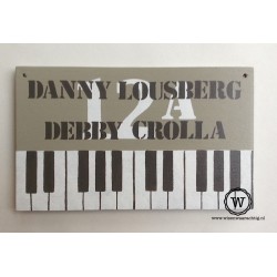 Naambord voordeur piano